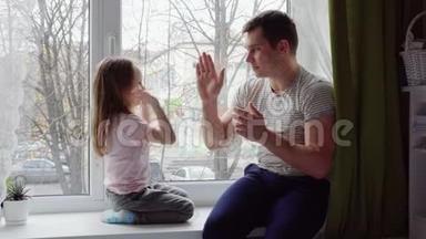 小女孩在和她父亲玩
